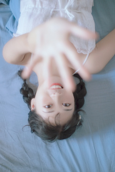 她胸前的一对兔子弹跳出来